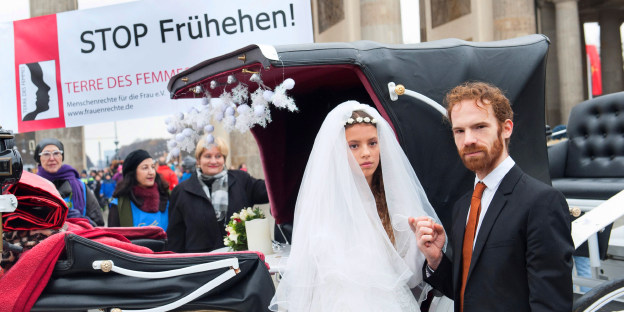 Inszenierte Hochzeitszeremonie am Brandenburger Tor.