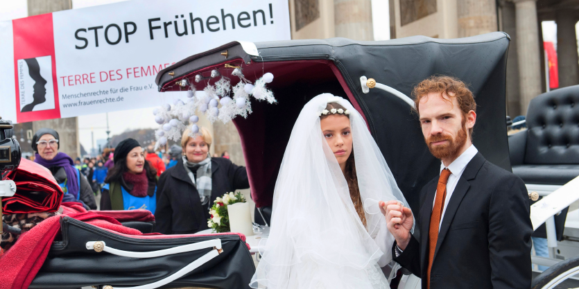 Inszenierte Hochzeitszeremonie am Brandenburger Tor.