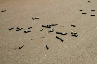 Patronen auf Asphalt