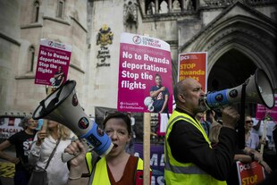 Menschen protestieren gegen einen Flüchtlingsdeal in London.