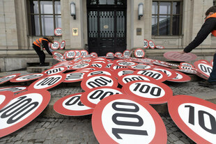 AktivistInnen demonstrieren vor dem Bundesverkehrsministerium für ein Tempolimit von 100 km/h auf deutschen Autobahnen.