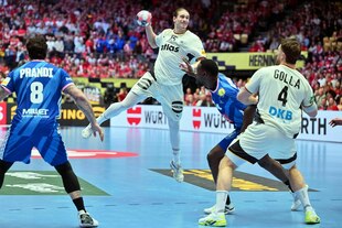 Juri Korr vor einem Wurf beim Handballspiel Deutschland-Frankreich