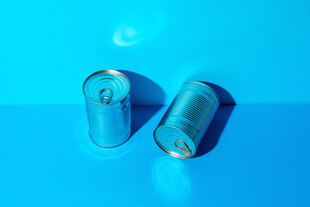 Dosen Konserven in blauem Licht