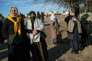 Kurdische Frauen stehen beieinander und schauen angespannt