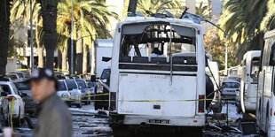 Zerstörter Bus auf einer Straße