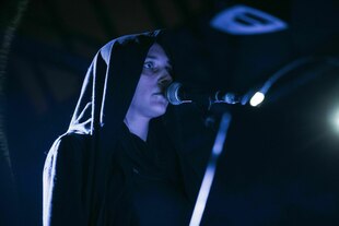 Ein Montréaler Metal-Mönchsingt im Berliner Radialsystem in ein Mikrofon