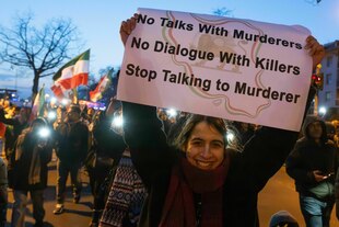 Solidaritätskundgebung von ExiliranerInnen in Frankfurt. "Keine Verhandlungen mit Mördern", steht auf dem Plakat einer jungen Frau.