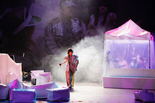 Debrecina Arega vom Theater Thikwa tanzt auf der Bühne