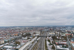 Stadtansicht Berlins aus dem EDGE-Tower an der Warschauer Brücke auf das RAW-Gelände und im Hintergund der Bahnhof Ostkreuz.