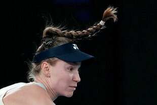 Elena Rybakina auf dem Tennisplatz. Ihr Zopf fliegt durch die Luft.