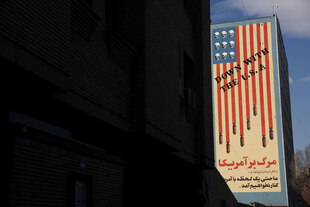 Ein Plakat, auf dem "Down with the USA" steht