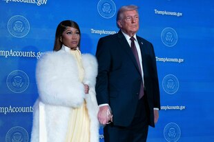 Nicki Minaj und US-Präsident Donald Trump stehen auf der Bühne während des Starts eines Trump Accounts Programms