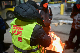 BVG-Mitarbeiter stehen während eines Warnstreiks im öffentlichen Nahverkehr vor dem Betriebshof Lichtenberg