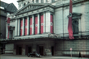 Vorderansicht der Hamburgischsen Staatsoper um 1938 mit Hakenkreuz-Flaggen