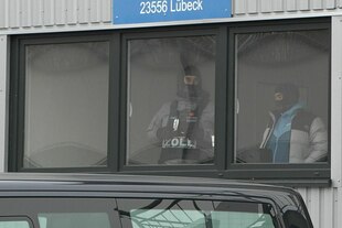 Zollmitarbeiter durchsuchen Gebäude im Zusammenhang mit verbotenen Ruslandexporten