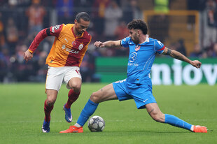 Sané im Zweikampf mit einem Spieler von Atlético