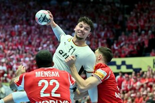Deutscher Handballer Grgic wird von zwei Gegenspielern bedrängt
