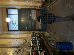 Eine Person steht im heruntergekommenen Treppenhaus eines Mietshauses Eine Person steht im heruntergekommenen Treppenhaus eines Mietshauses