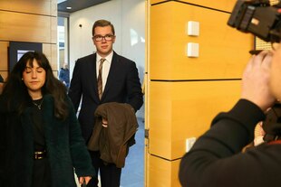 Der AfD-Abgeordnete Daniel Halemba (r) betritt mit Verteidigerin Isabella Sanna den Saal im Amtsgericht Würzburg Der AfD-Abgeordnete Daniel Halemba (r) betritt mit Verteidigerin Isabella Sanna den Saal im Amtsgericht Würzburg
