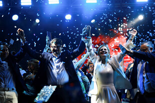 Laura Fernandez steht mit anderen Leuten im Konfettiregen und jubelt