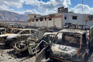 Zerstörte Fahrzeuge vor einer Polizeitstation in Quetta am 1. Februar
