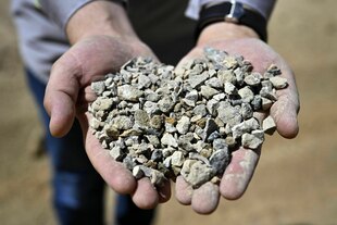 Hände halten Rohstoffe