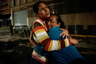 Zwei Personen umarmen sich