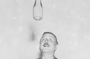 Eine Flasche fliegt durch die Luft