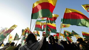 Eine pro-kurdischen Demonstration, vielen Menschen schwenken Fahnen