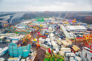 Bremer Freimarkt aus der Vogelperspektive, links die spitzen Träger der Kongresshalle