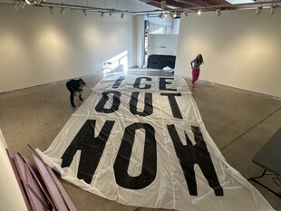 Künstler erstellen ein Banner für eine Demonstration