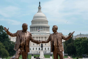 Ein Statue vor dem Capitol in Washington zeigt Trump tanzend an der Hand von Epstein