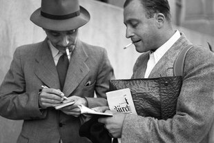 David Frankfurter und Rechtsanwalt Brunschwig stehen nebeneinander und rauchen