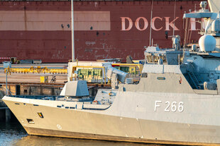 Eine Fregatte der Bundesmarine am Dock im Hamburger Hafen