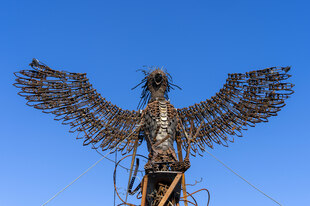 Ein Adler aus Metall mit ausgebreiteten Flügeln schreit verzweifelt - Ein Adler aus Metall mit ausgebreiteten Flügeln schreit verzweifelt -