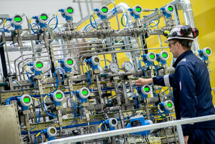 Ein Mann steht vor der Steuereinheit auf dem Gelände des Erdgasspeichers Rehde Ein Mann steht vor der Steuereinheit auf dem Gelände des Erdgasspeichers Rehde