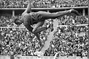 Bild einer in der Luft "liegenden" Frau