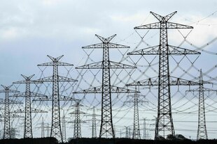 Strommasten des vierten Abschnitts der Westküstenleitung bei Klixbüll