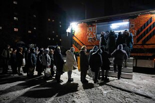 Im Dunkeln werden Hilfsgüter verteilt