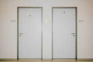 Zwei Türen im Jobcenter Duisburg