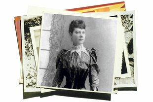 Das Portraitfoto von Nellie Bly auf einem Stapel alter Fotos Das Portraitfoto von Nellie Bly auf einem Stapel alter Fotos