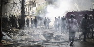 Trümmer, Rauch und Überlebende nach einem Bomebangriff bei Damaskus.