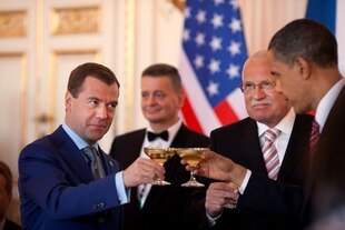 Präsident Barack Obama, der russische Präsident Dmitri Medwedew (links) und der tschechische Präsident Vaclav Klaus stoßen während eines Mittagessens auf der Prager Burg miteinander an
