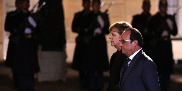 Angela Merkel und Francois Hollande schreiten vor Soldaten vorüber