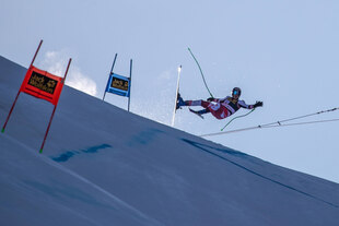 Stürzender Skifahrer in Rücklage Stürzender Skifahrer in Rücklage