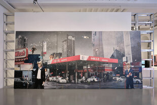 Großformatiges Gemälde mit einer Stadtszene und einer Tankstelle .