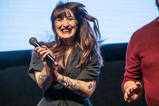 Heidi Reichinnek tanzt auf der Bühne bei einer Wahlkampf-Veranstaltung