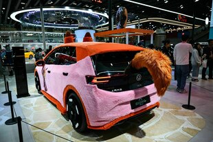 Ein lustig verkleidetes Elektroauto der Marke VW auf einer Automesse Ein lustig verkleidetes Elektroauto der Marke VW auf einer Automesse