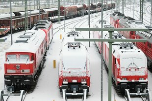 Schnee bedeckt Lokomotiven im Bahnhof in Halle/Saale