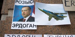 Plakat mit Erdogan neben Plakat eines Kampfjets